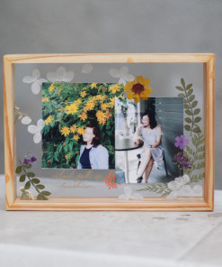 Khung gỗ thông kính phối hoa khô 20x15 cm