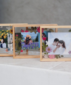 Alternative view of Khung gỗ thông kính phối hoa khô 20x15 cm